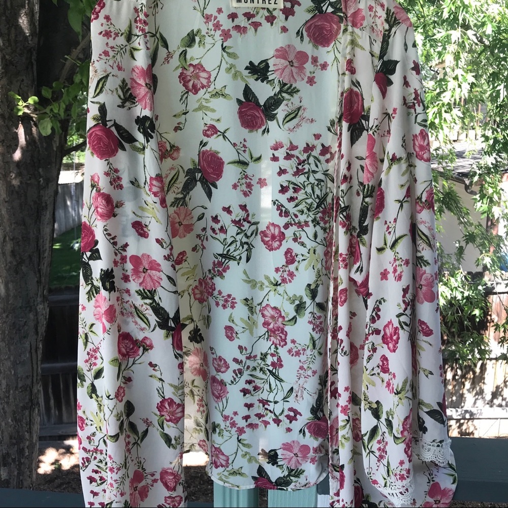 GORGEOUS white and pink floral kimono 🌺🌹🌸💗